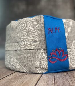 blaues Meditationskissen mit Initalen