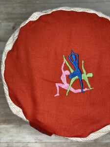 Yogaposen auf Meditationskissen bestickt