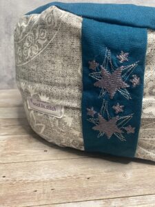 Meditationskissen mit Sternen bestickt