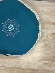 Petrolfarbenes Kissen mit OM-Zeichen
