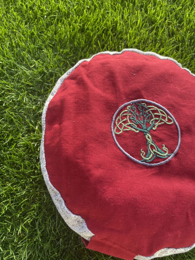 rotes Meditationskissen