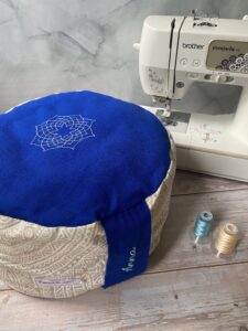 blaues Meditationskissen, handgemachte stickerei