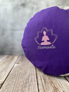 Namaste Stickerei auf Meditationskissen