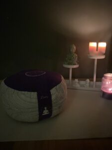 Meditationsecke bei Kerzenschein, Hygge, Wärme und Geborgenheit