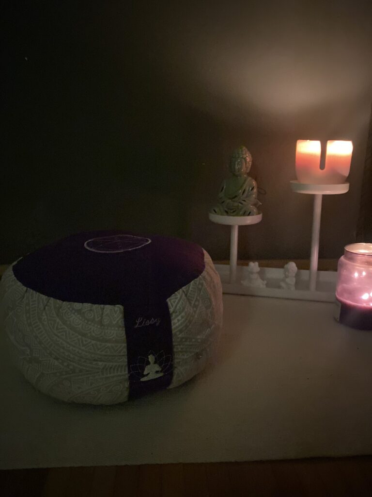 Meditationsecke bei Kerzenschein, Hygge, Wärme und Geborgenheit