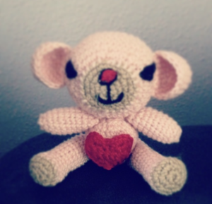 Häkelteddy mit Herz