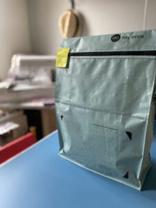 nachhaltiger Versand, Mehrwegtasche befüllt und geschlossen