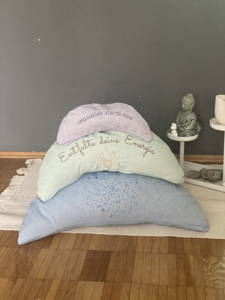halbmondförmige meditationskissen