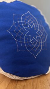 blaues Meditationskissen, helle Stickerei, handgemacht in München, handgemachte Unikate